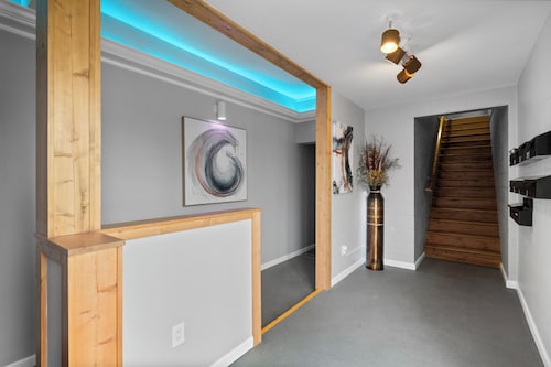 Central Festus Studio Apartment. Private Parking-Gigabit Wifi-Full Size Kitchen.