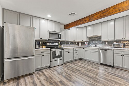 Central Festus Studio Apartment. Private Parking-Gigabit Wifi-Full Size Kitchen.