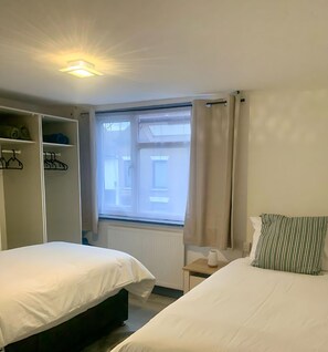 3 slaapkamers, een strijkplank/strijkijzer, wifi, beddengoed