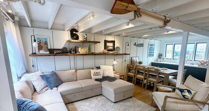 Charming Waterfront Home - Patio - AC - Projector - Kitchen - Shops - Dining