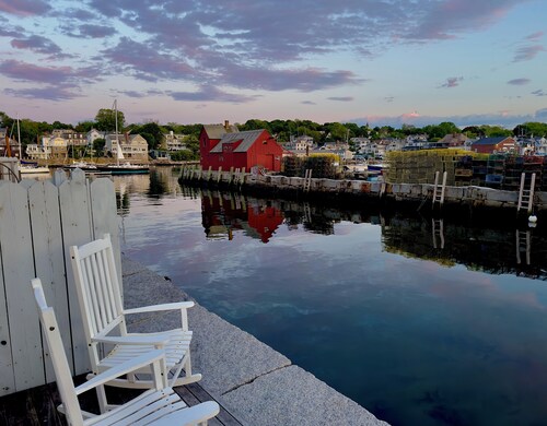 Charming Waterfront Home - Patio - AC - Projector - Kitchen - Shops - Dining