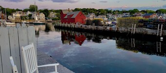 Charming Waterfront Home - Patio - AC - Projector - Kitchen - Shops - Dining