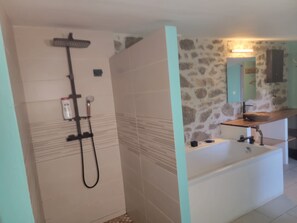 Een haardroger, handdoeken, zeep, toiletpapier