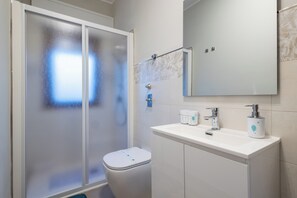 Regadera, secadora de cabello, bidet, toallas 
