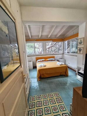 3 bedrooms, iron/ironing board, bed sheets