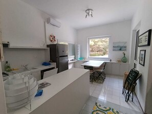 Mikrobølgeovn, ovn, kokeplater og oppvaskmaskin