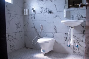 Regadera, toallas, jabón, papel de baño 