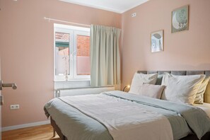 Travel cot, free WiFi, bed sheets