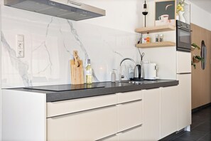 Frigorifero, microonde, forno, piano cottura