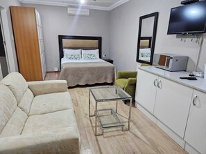 3 bedrooms, iron/ironing board, WiFi, bed sheets - 3-bedroom apartment in peaceful Sandton with WiFi, AC (Sandton)