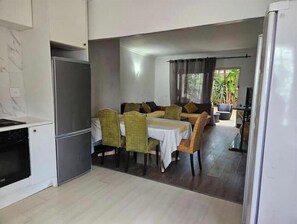 Interior - 3-bedroom apartment in peaceful Sandton with WiFi, AC (Sandton)