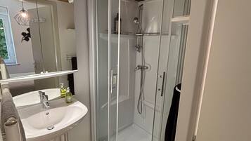 Serviettes fournies, savon, papier toilette