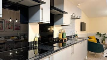 Kjøleskap, mikrobølgeovn, ovn og kokeplater