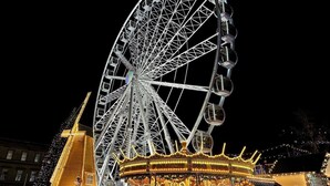 Et pariserhjul og en karrusel på en tivoli.