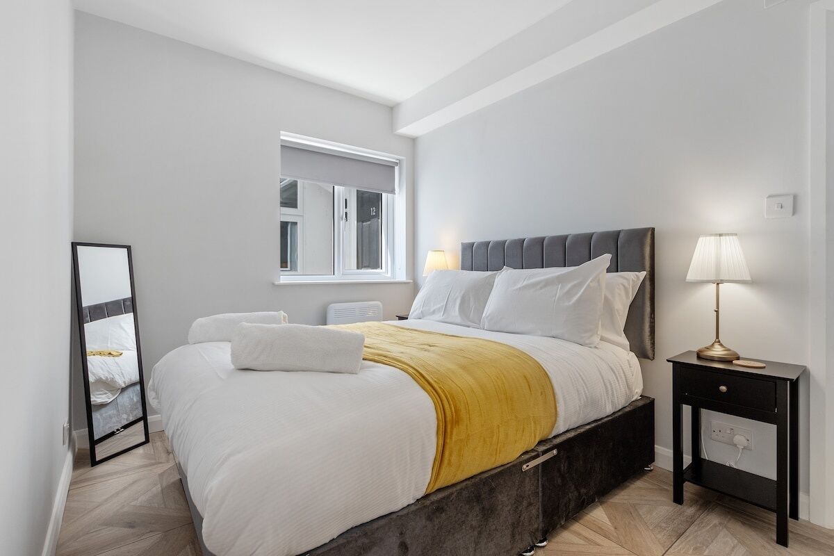 2 bedrooms, iron/ironing board, internet, bed sheets