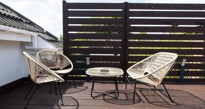 Modern Apartment King Room |Free Parking| Suite 9