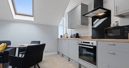 Modern Apartment King Room |Free Parking| Suite 9