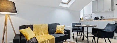 Modern Apartment King Room |Free Parking| Suite 9