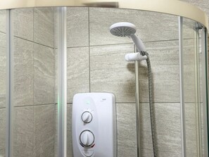 Haartrockner, Handtücher, Seife, Shampoo