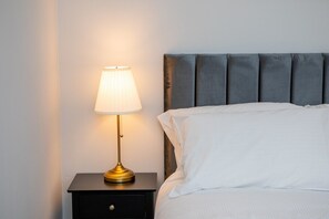 1 habitación, tabla de planchar con plancha, internet y ropa de cama