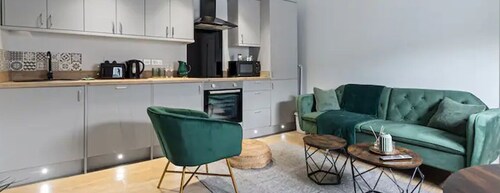 Modern Apartment Double Bed |Free Parking |Suite 7