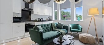 Modern Apartment| King Bed| Free Parking |Suite 6