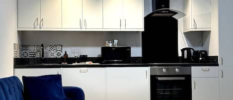 Réfrigérateur, four à micro-ondes, un four, surface de cuisson