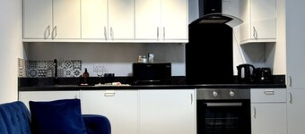 Modern Apartment Double Bed |Free Parking| Suite 4