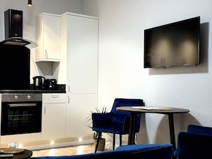 Réfrigérateur, four à micro-ondes, un four, surface de cuisson