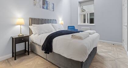 Modern Apartment Double Bed |Free Parking| Suite 4