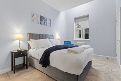 Modern Apartment Double Bed |Free Parking| Suite 4