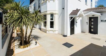 Modern Apartment Double Bed |Free Parking| Suite 4