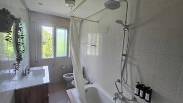 Een haardroger, een bidet, handdoeken, zeep