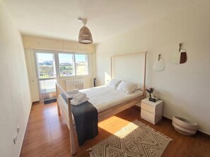 3 habitaciones, tabla de planchar con plancha, wifi y ropa de cama 