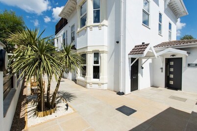 Modern Apartment |King Bed |Free Parking Suite 2
