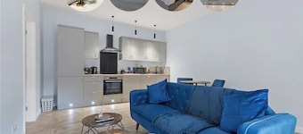 Modern Apartment King Bed| Free Parking| Suite 1