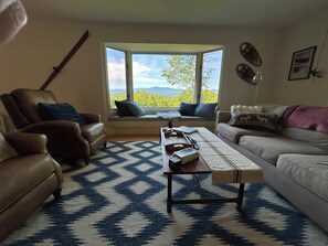 Smart TV, fireplace - Spectacular White Mountains Getaway – Ski House with Breathtaking Views (Plymouth)