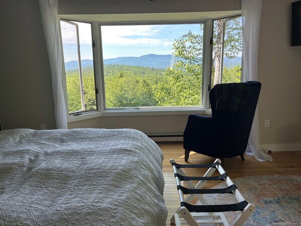 3 bedrooms, WiFi, bed sheets - Spectacular White Mountains Getaway – Ski House with Breathtaking Views (Plymouth)
