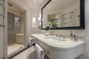 Secador de pelo, toallas