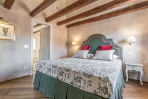 4 bedrooms, iron/ironing board, Internet, bed sheets