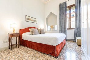 3 habitaciones, tabla de planchar con plancha, wifi y ropa de cama 