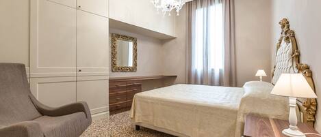 4 habitaciones, tabla de planchar con plancha y acceso a internet