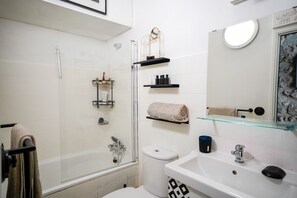 Sèche-cheveux, serviettes fournies