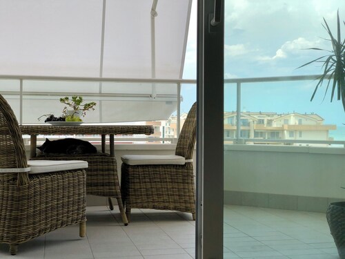 Sea View 1-bedroom condo with a balcony in Roseto degli Abruzzi with WiFi, AC