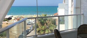 Sea View 1-bedroom condo with a balcony in Roseto degli Abruzzi with WiFi, AC