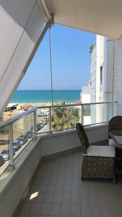 Sea View 1-bedroom condo with a balcony in Roseto degli Abruzzi with WiFi, AC