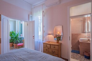 2 quartos, ferros/tábuas de passar roupa, acesso à internet
