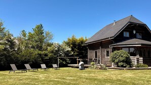 A log cabin with a sloped roof, a porch, and a small deck. - Datcha at Cap Fréhel (Plévenon)