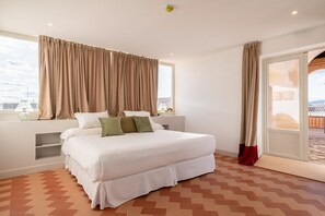 10 dormitoris, planxa i posts de planxar, Internet i roba de llit 