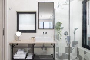 Sèche-cheveux, serviettes fournies